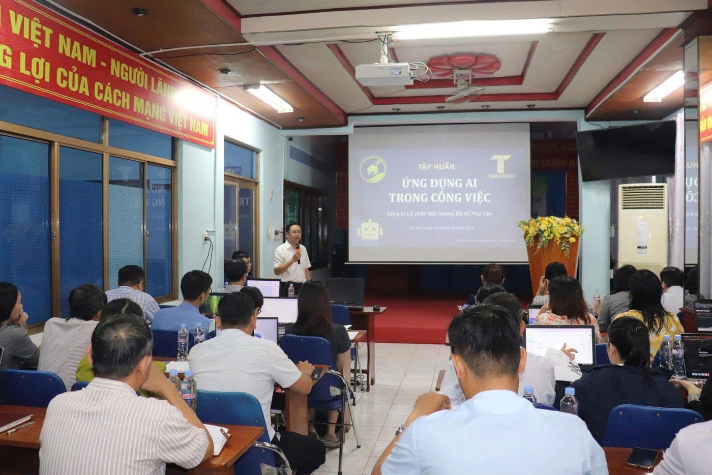 Học viên thực hành tại lớp tập huấn AI
